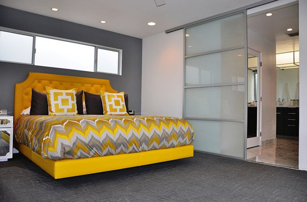 chiếc giường màu vàng