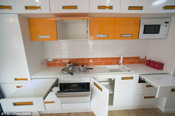 Tủ bếp được thiết kế với nhiều ngăn lưu trữ lớn bé