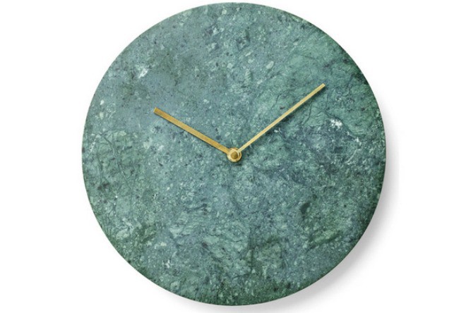 chiếc đồng hồ đá cẩm thạch xanh có thiết kế đơn giản, thanh lịch.