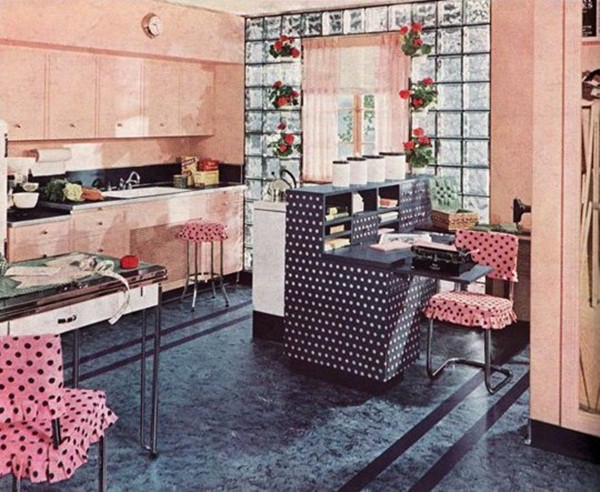 Không gian bếp màu hồng 