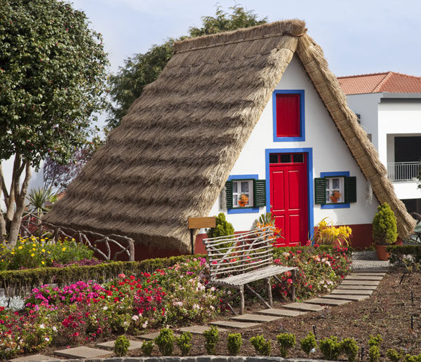 Ngôi nhà gỗ truyền thống trên hòn đảo nhỏ ở Bồ Đào Nha