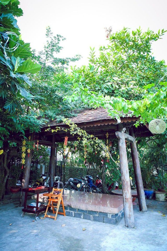  ben bo song cua gia dinh 1970297 1344 Không khí lãng mạn trong căn nhà vườn của gia đình Dương Trương Thiên Lý