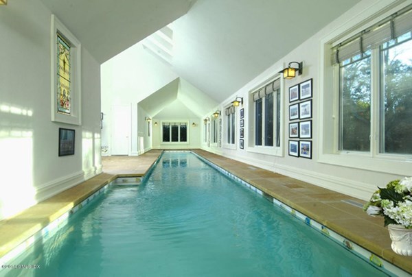 bể bơi trong nhà