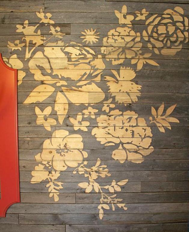 ​Những họa tiết hoa được khắc lên bức vách gỗ