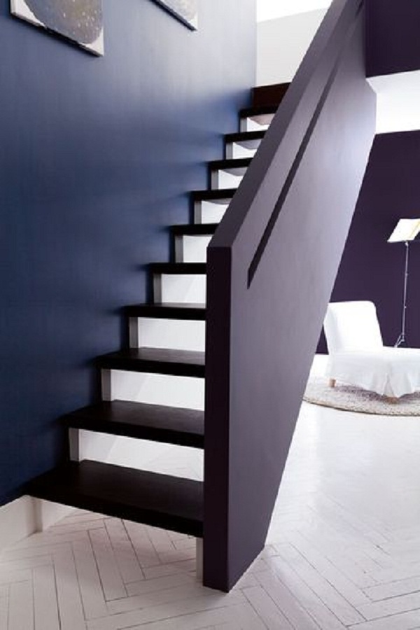 Bức tường và cầu thang được sơn màu“ton sur ton”