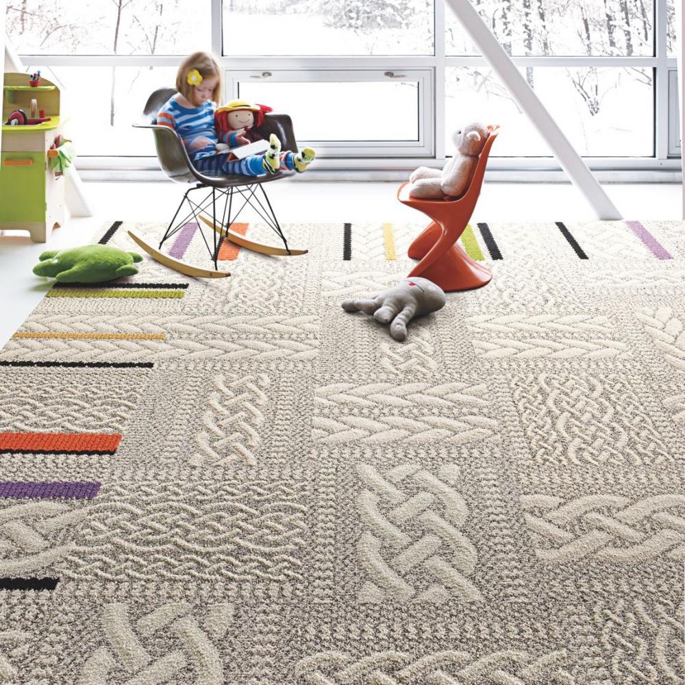 Sàn nhà được trang trí bởi các thiết kế đan móc len 