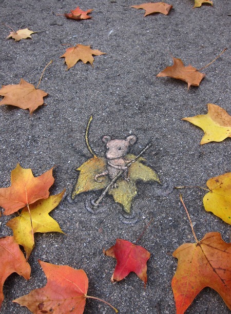 hình ảnh chú chuột con đang bơi trong thảm lá 