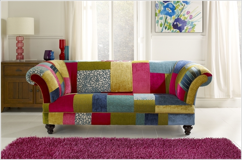 chiếc sofa được ghép từ nhiều khối màu sắc.