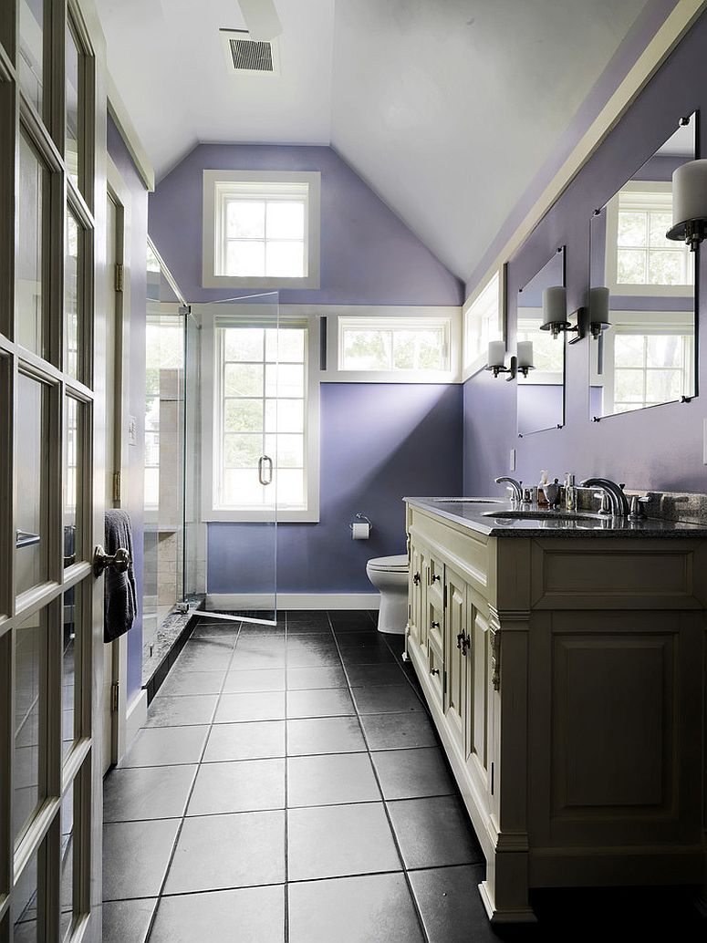 Không gian phòng tắm nhẹ nhàng với gam màu tím.