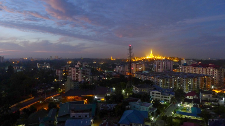 Thành phố Yangon rực sáng về đêm.