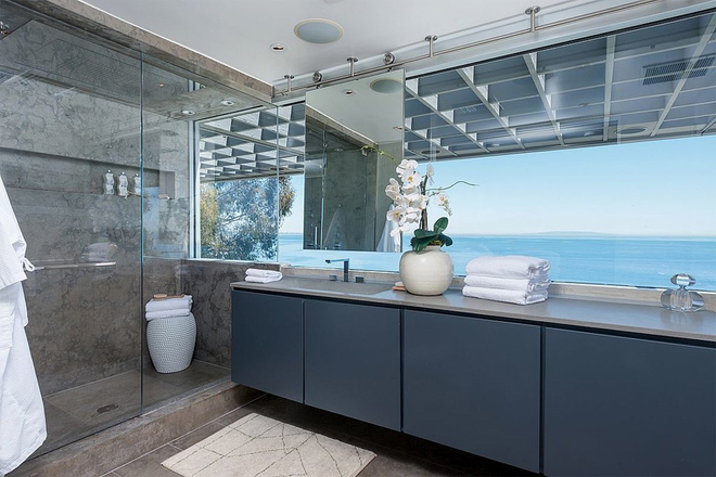 Căn phòng tắm nhìn ra biển