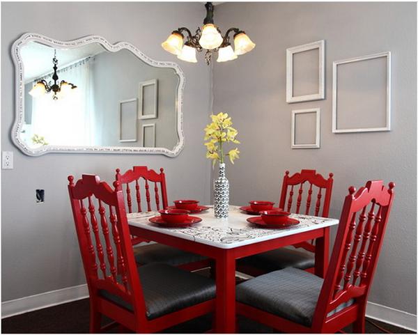 những chiếc ghế đỏ kết hợp với màu sơn trắng – xám của tường và sàn