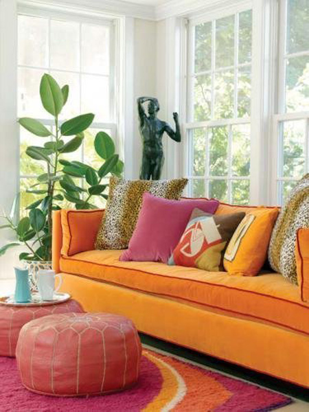 chiếc sofa màu cam.