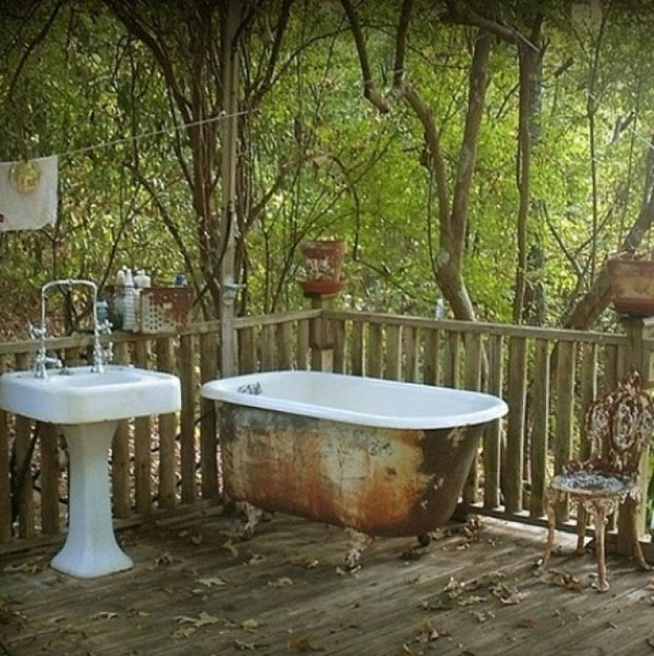 Căn phòng tắm ngoài trời được thiết kế theo phong cách vintage 