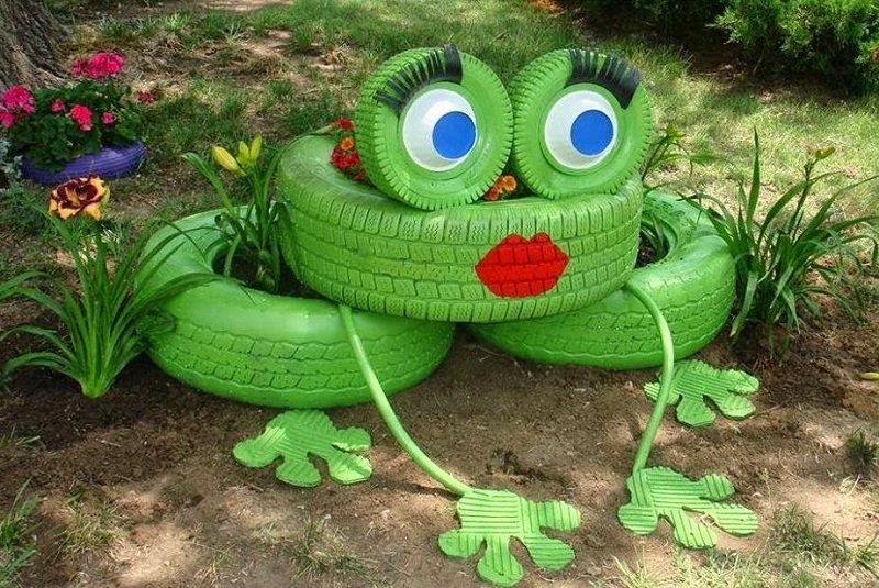Một chú ếch lòe loẹt, đáng yêu được làm từ những chiếc lốp xe