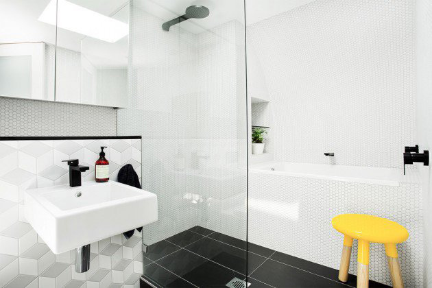 không gian phòng tắm được thiết kế đơn sắc
