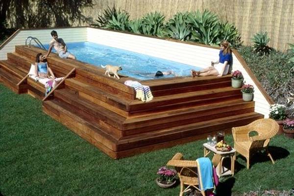 Thiết kế những bậc thang gỗ bao bọc xung quanh bể bơi
