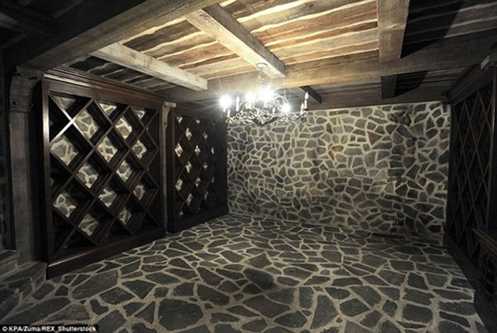 Không gian hầm rượu trong căn biệt thự.