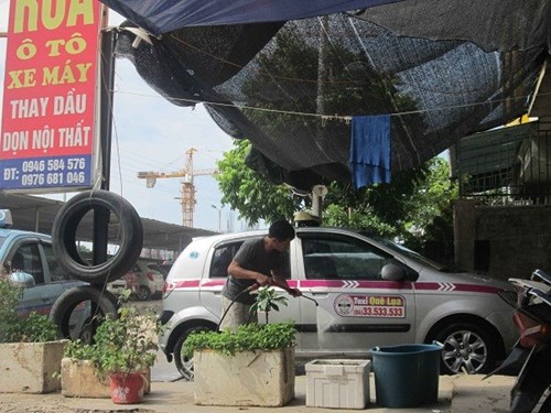 Khách hàng chính của cửa hàng là xe taxi.