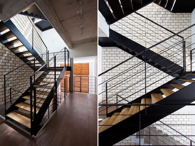 Cầu thang kim loại bậc gỗ có thiết kế đơn giản 