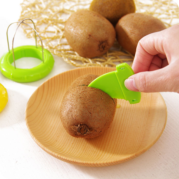 cắt đôi quả kiwi.