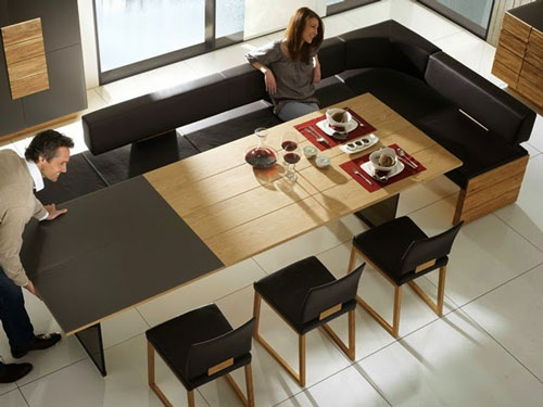  Chỉ cần kê thêm ghế và mở rộng bàn, chiếc bàn trà đã thành bàn ăn và phòng khách cũng trở thành phòng ăn hiện đại trong nháy mắt