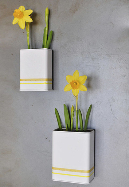 Bạn cũng có thể trồng hoa trong những chiếc hộp kim loại nhỏ vô cùng xinh xắn và nhờ nam châm để gắn chúng lên tường 
