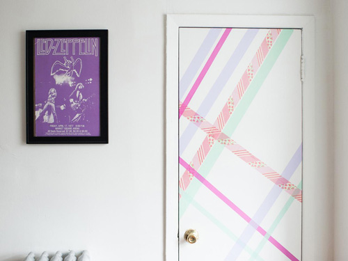 Các dải băng dính màu sắc xếp chồng lên nhau vô cùng "điệu nghệ" giúp chiếc cửa trở nên "độc" hơn bao giờ hết 