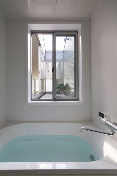 Khung cửa sổ hướng ra không gian bên ngoài khiến phòng tắm nhỏ trở nên thoáng mát và thú vị hơn 