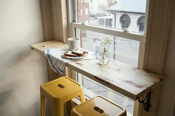 Bàn gỗ nhỏ và những chiếc ghế giản đơn cũng đủ cho một chốn ăn uống lãng mạn
