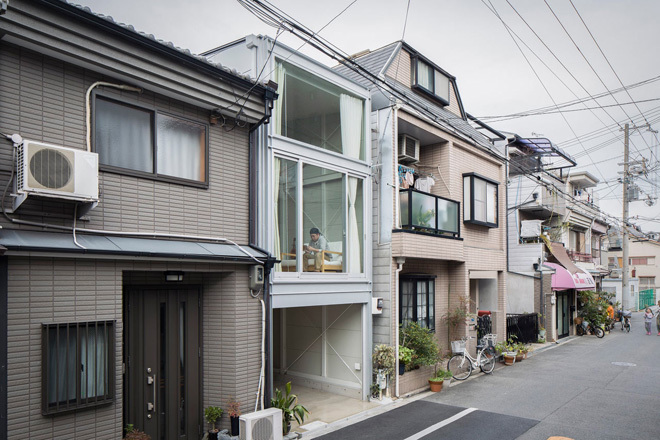 Nhìn bề ngoài có vẻ nó cũng tương tự các ngôi nhà 2-3 tầng khác ở xung quanh nhưng ngôi nhà được thiết kế bởi Yoshihiro Yamamoto lại có đến 5 tầng  