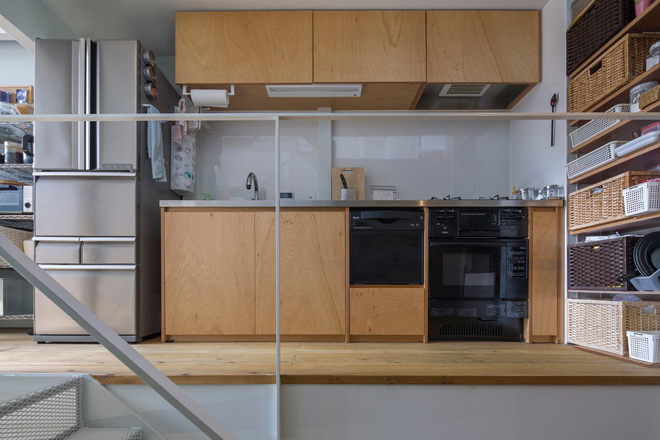 Bếp nấu với hệ thống tủ kệ đơn giản nhưng vẫn hiện đại được bố trí gọn gàng ở góc nhà