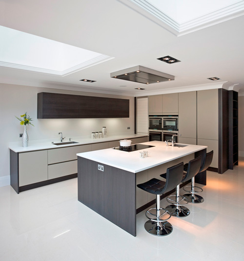 Một gian bếp đơn giản mà tràn ngập sự tinh tế và sang trọng toát lên từ màu sắc và thiết kế của nội thất