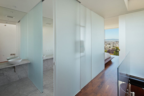 Các phòng tắm và khu vực vệ sinh cũng được sử dụng kính làm vách ngăn nhưng với màu xanh ngọc và mờ hơn rất nhiều để đảm bảo sự riêng tư cho người sử dụng 