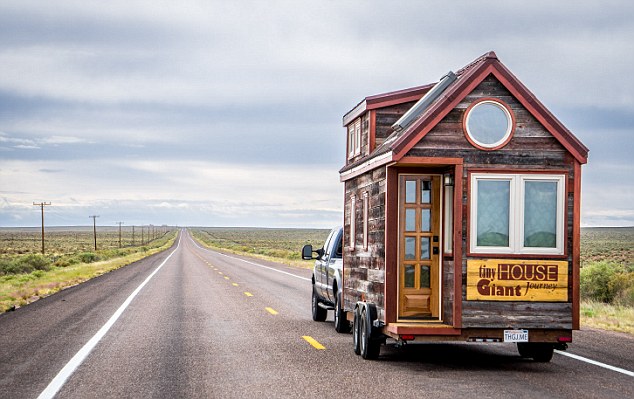 Hai vợ chồng đã cùng Salies, chú chó cưng của mình đi được hơn 15.000 dặm bằng Tiny House