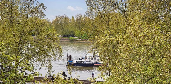 Dòng sông Thames thơ mộng hiền hoà luôn nằm trong tầm nhìn của những người ở đây