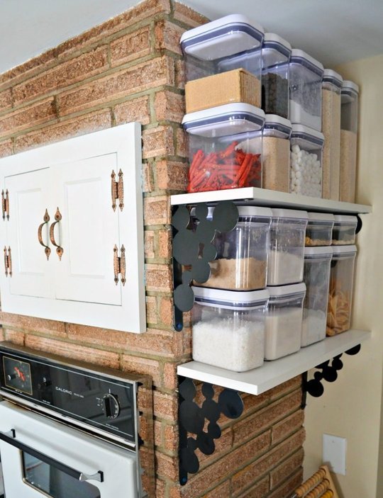 Với kiểu giá treo tường tiện lợi này, bạn có thể tận dụng không gian bếp cho những đồ vật khác