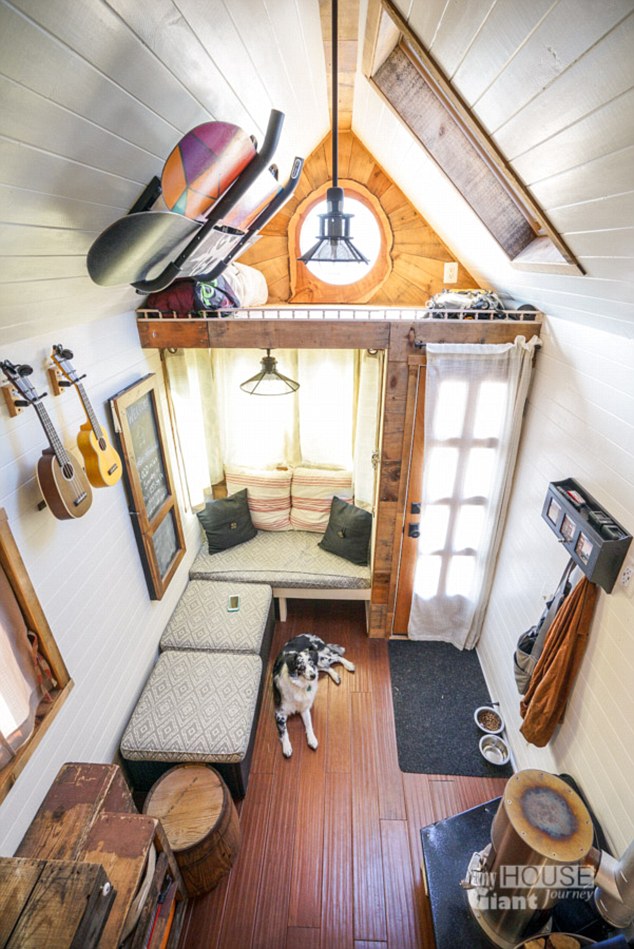 Tiny house vẫn đáp ứng tốt cho nhu cầu sinh sống và làm việc của hai người ưa xê dịch cùng chú chó Salies
