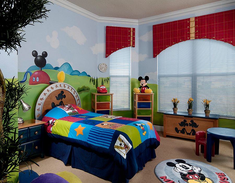 Căn phòng ngủ "ngập" hình ảnh vui tươi của chú chuột Mickey nổi tiếng sẽ giúp các thiên thần nhỏ có những giấc mơ đẹp hàng đêm 