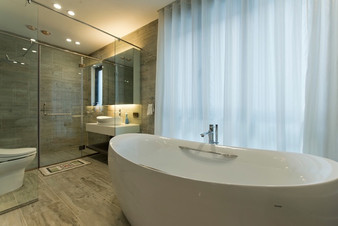 Phòng tắm được thiết kế hiện đại, tiện ích.