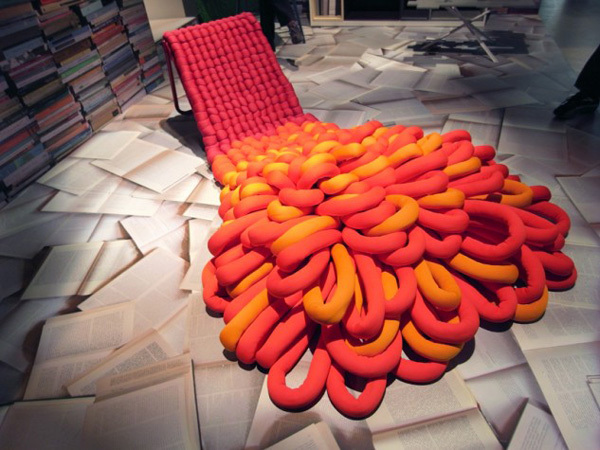 Chiếc ghế được thiết kế vải bọc với màu cam đỏ 