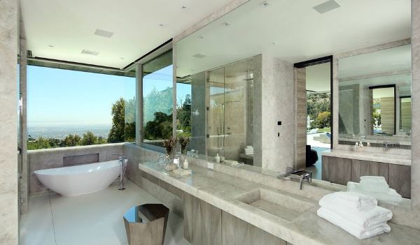 căn phòng tắm với cửa sổ được thiết kế như một màn hình TV.