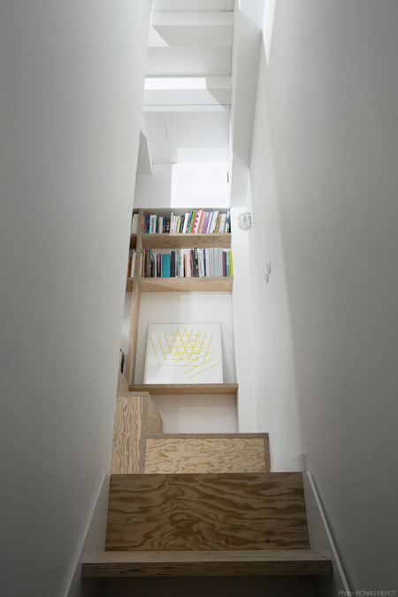 Phần tường dọc cầu thang được tận dụng để bố trí tủ sách.