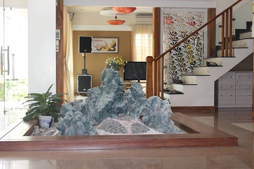 Ngay chính giữa ngôi nhà được trưng bày đá phong thủy