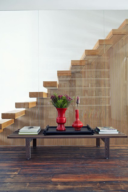 Cầu thang vẫn sử dụng chất liệu gỗ quen thuộc