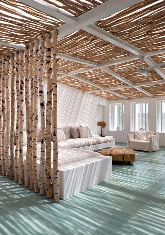 Không gian phòng khách với những thân cây gỗ mộc mạc 