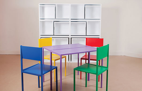 một bộ bàn ghế với những màu sắc vô cùng ấn tượng 