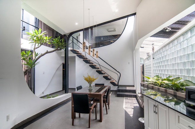 Ngôi nhà hai tầng nằm trong một hẻm nhỏ tại Sài Gòn, có diện tích 160m2 nhà trong hẻm