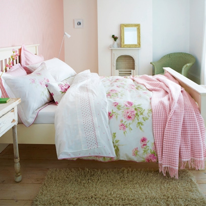 sử dụng ga trải giường và bức tường cùng tông màu hồng 