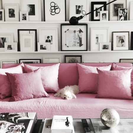 Chiếc sofa màu hồng